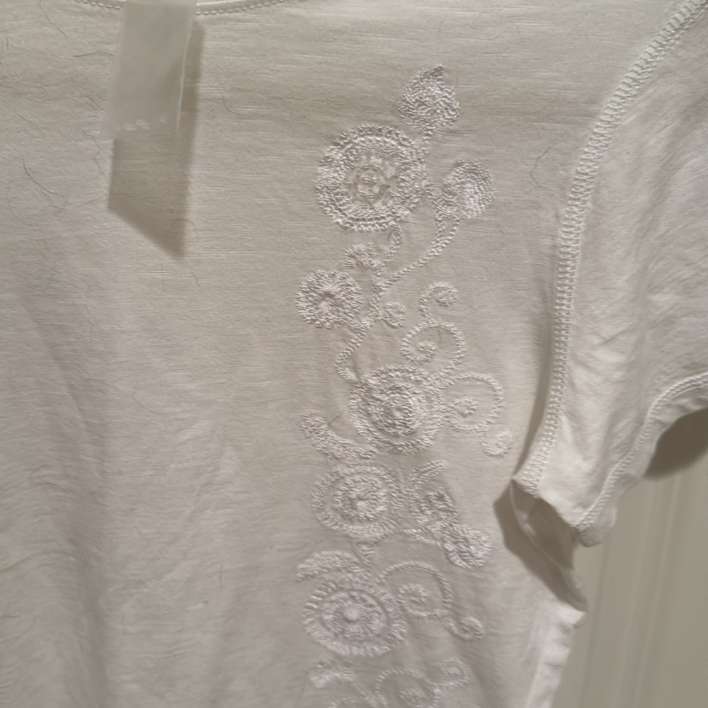 Eddie Bauer White Cotton T-Shirt Embroidered Floral Design M NWT